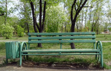 Parktaki eski ahşap bank.