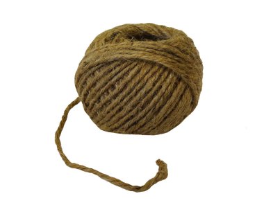 Beyaz arkaplanda kalın keten iplik yumağı