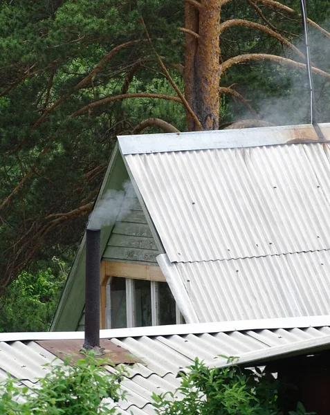 Una chimenea de metal en una casa de pueblo — Foto de Stock