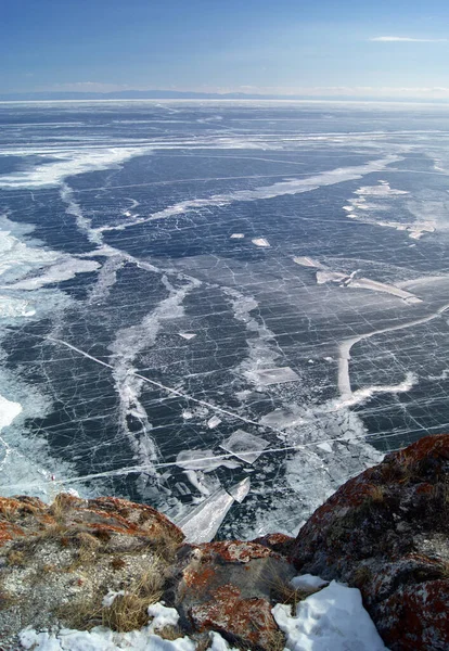 Het uitzicht vanaf de hoogte op het gebarsten ijs, meer Baikal — Stockfoto