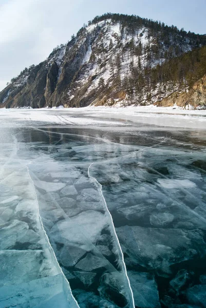 Landschap aan het meer Baikal met helder ijs en scheuren — Stockfoto