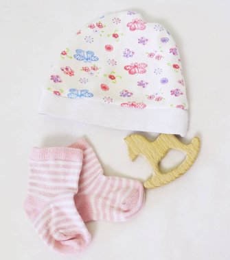 Çocuk ögeleri - başlık, çorap ve ip beyaz arka planda