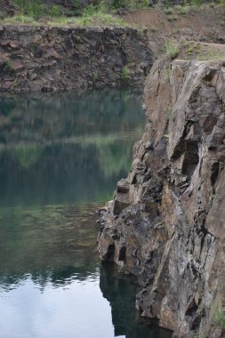 Su basmış eski taş ocağı - uçurum