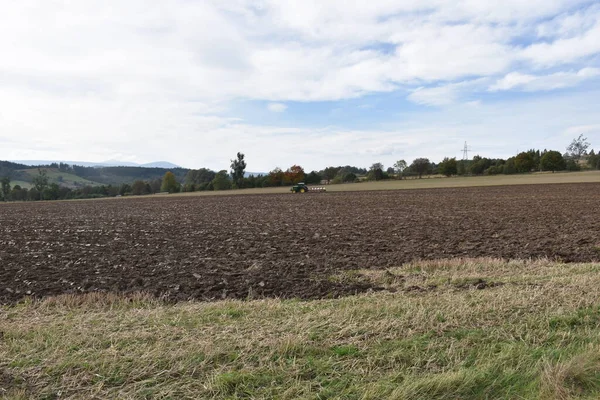 Herbstarbeit Auf Dem Feld Mit Einem Traktor Hintergrund — Stockfoto