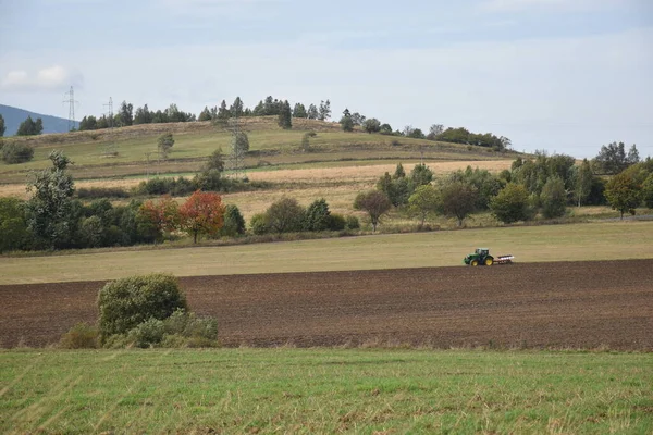 Herbstarbeit Auf Dem Feld Mit Einem Traktor Hintergrund — Stockfoto