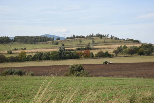 Herbstarbeit Auf Dem Feld Mit Einem Traktor Hintergrund — Stockfoto