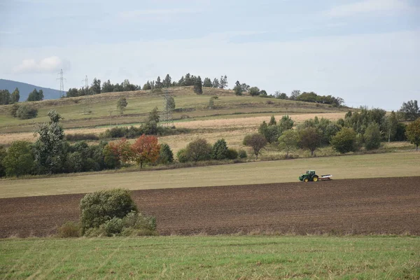 Herbstarbeit Auf Dem Feld Mit Einem Traktor Hintergrund — Stockfoto