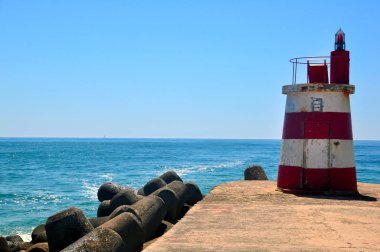Okyanus kıyısında küçük deniz feneri yaz, Portekiz