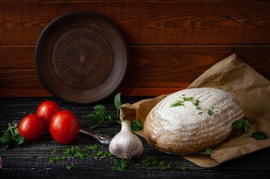 taze pişmiş ekmek Domates ve fesleğen koyu ahşap zemin ile sarımsak ile