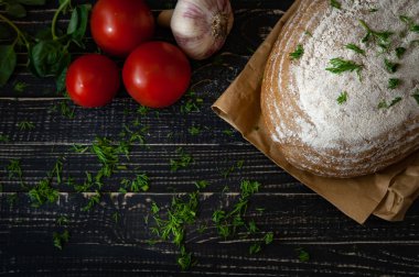 taze pişmiş ekmek Domates ve fesleğen koyu ahşap zemin ile sarımsak ile