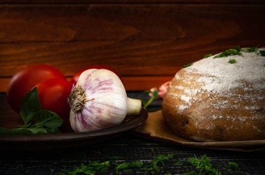 taze pişmiş ekmek Domates ve fesleğen koyu ahşap zemin ile sarımsak ile