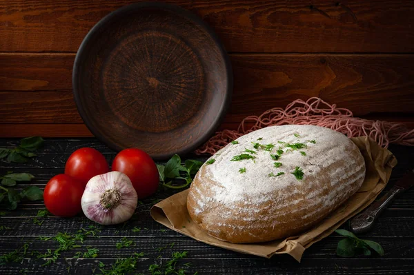 Taze Pişmiş Ekmek Domates Fesleğen Koyu Ahşap Zemin Ile Sarımsak — Stok fotoğraf