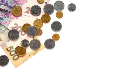 Sikke ve banknot beyaz zemin üzerine yığını. Metin için yer.