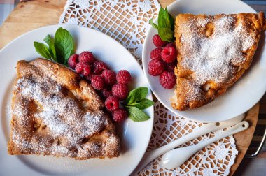 Taze ahududu ve nane bir ahşap zemin üzerine elmalı turta. Seçici odak, romantik Kahvaltı, sağlıklı beslenme.