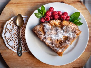 Taze ahududu ve nane bir ahşap zemin üzerine elmalı turta. Seçici odak, sağlıklı yeme.