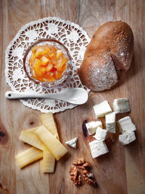 Elma reçeli peynir ekmek ve bir tahta masa, seçici odak üzerinde fındık ile küçük çanak