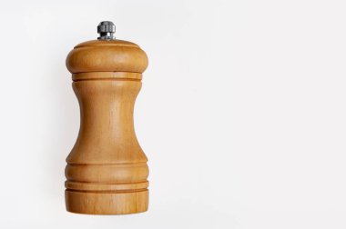 Mill beyaz bir arka plan üzerinde izole baharat için