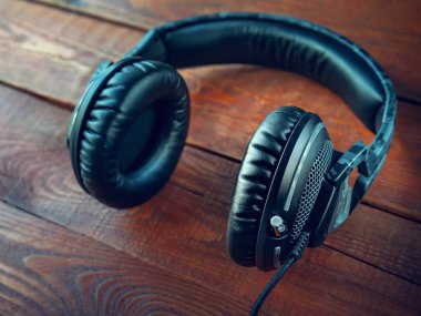 koyu ahşap arka plan üzerinde Vintage studio kulaklık