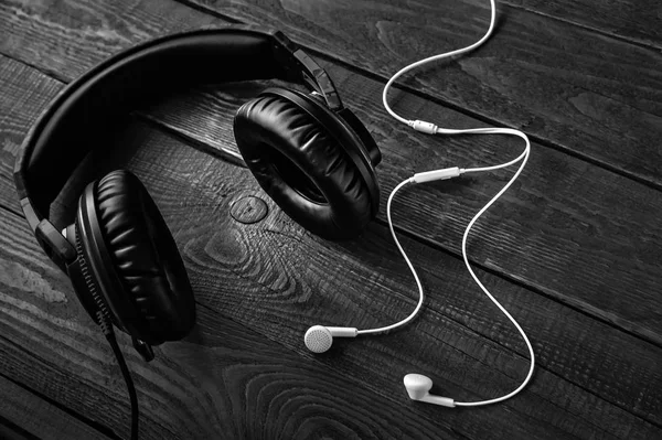 Large Studio Headphones Small Headphones Mobile Gadgets Dark Wooden Background — Stock Photo, Image
