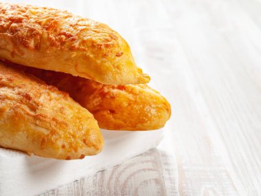 Çörekler peynir, Beyaz ahşap zemin üzerinde peynirli ekmek. Kopya alanı