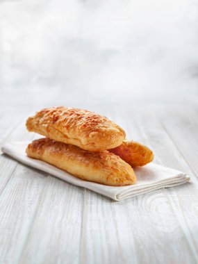 Çörekler peynir, Beyaz ahşap zemin üzerinde peynirli ekmek. Kopya alanı