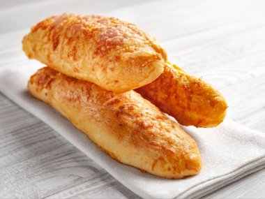 çörekler peynir, Beyaz ahşap zemin üzerinde peynirli ekmek