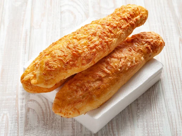 çörekler peynir, Beyaz ahşap zemin üzerinde peynirli ekmek