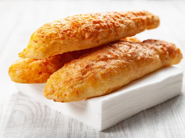 çörekler peynir, Beyaz ahşap zemin üzerinde peynirli ekmek