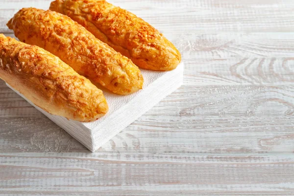 Çörekler peynir, Beyaz ahşap zemin üzerinde peynirli ekmek. Kopya alanı