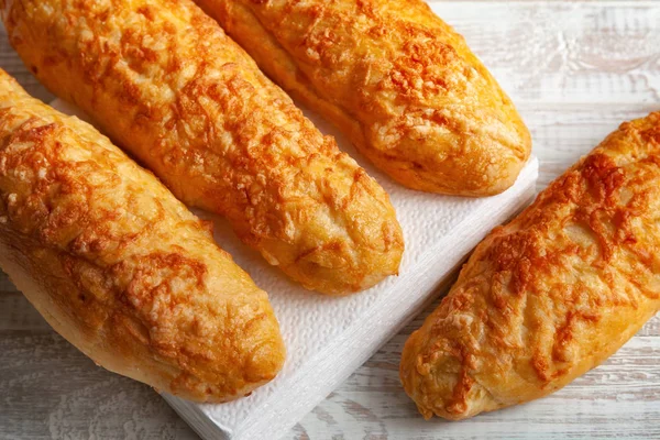 çörekler peynir, Beyaz ahşap zemin üzerinde peynirli ekmek