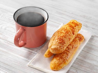 peynir ekmeği, ekmek peynir ve bir fincan kahve Beyaz ahşap zemin üzerinde