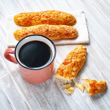 peynir ekmeği, ekmek peynir ve bir fincan kahve Beyaz ahşap zemin üzerinde