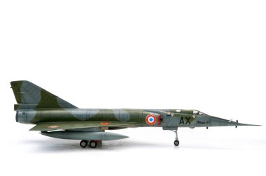 Beyaz arka plan üzerinde izole ölçek 1: 72 modelinde avcı