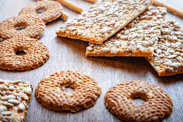 Biscoitos Crocantes Biscoitos Com Linho Sementes Girassol Gergelim Fundo Madeira — Fotografia de Stock