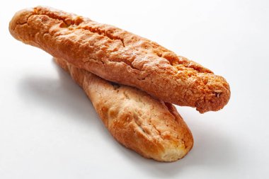 Beyaz zemin üzerine kuru üzüm kurabiyeleri