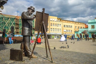 Ignaty Roshkovich Uzhgorod şehir içinde sanatçının heykel çevresinde alay düğün 04/18/2015. Ukrayna'da.