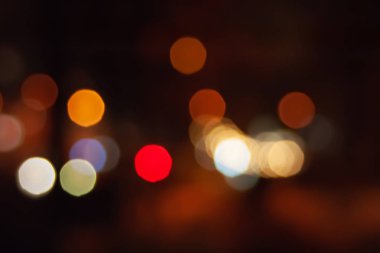 Şehir sokak yol bokeh etkisi ile gece arka plan bulanık. Tasarım ve düzenleme görüntüler için soyut duvar kağıdı.