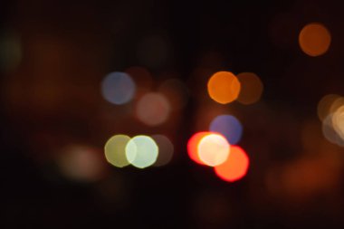 Şehir sokak yol bokeh etkisi ile gece arka plan bulanık. Tasarım ve düzenleme görüntüler için soyut duvar kağıdı.