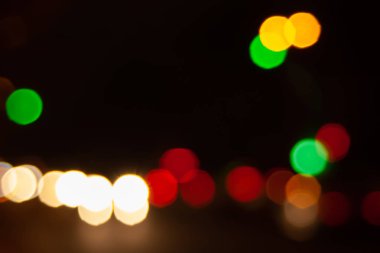 Şehir sokak yol bokeh etkisi ile gece arka plan bulanık. Tasarım ve düzenleme görüntüler için soyut duvar kağıdı.