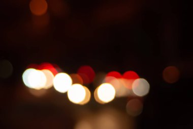Şehir sokak yol bokeh etkisi ile gece arka plan bulanık. Tasarım ve düzenleme görüntüler için soyut duvar kağıdı.