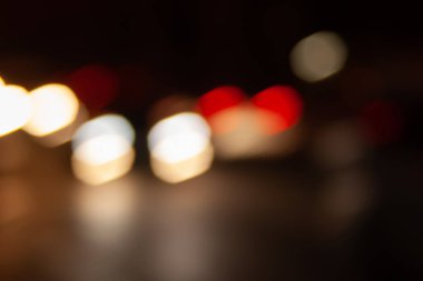 Şehir sokak yol bokeh etkisi ile gece arka plan bulanık. Tasarım ve düzenleme görüntüler için soyut duvar kağıdı.