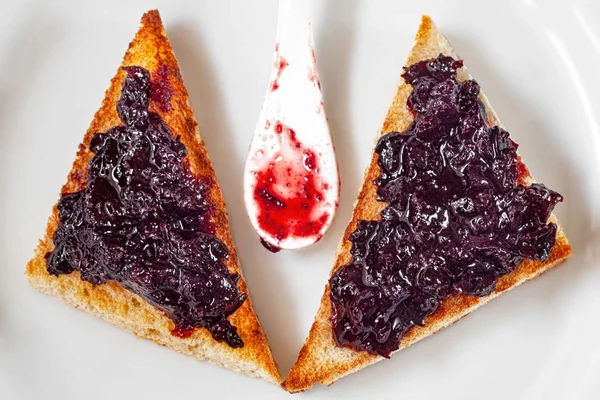 Toast Confiture Épices Une Cuillère Sur Une Assiette Blanche — Photo