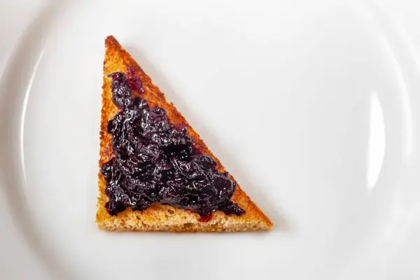 Toastbrot Mit Berberitzenmarmelade Auf Weißem Teller — Stockfoto