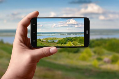 Smartphone el fotoğrafları doğa üstünde belgili tanımlık perde. Akşam nehir sahne fotoğrafları.