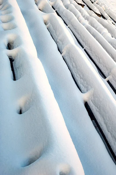 雪覆盖着老体育场的长椅 冬季下大雪后 体育场站在体育场 — 图库照片