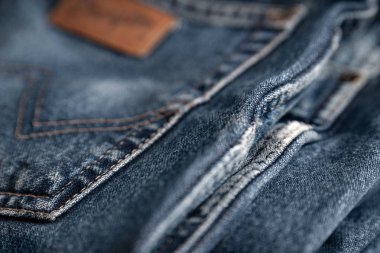 Mavi jeans. Eski püskü pamuk parçası. Seçici odak.