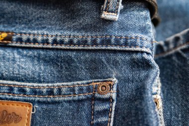 02.07.2019 Kiev, mavi kot pantolon katlanmış. Eski püskü pamuk parçası. Seçici odak.