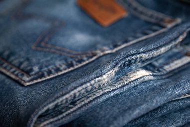 Mavi jeans. Eski püskü pamuk parçası. Seçici odak.