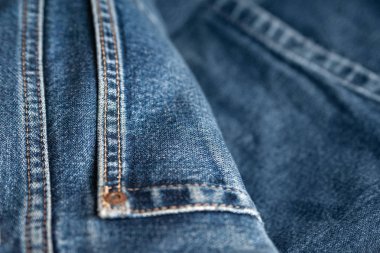 Mavi jeans. Eski püskü pamuk parçası. Seçici odak.