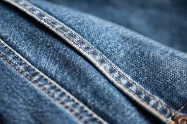 Mavi jeans. Eski püskü pamuk parçası. Seçici odak.